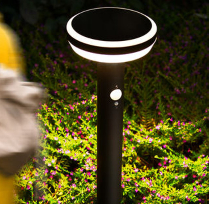 Nowoczesna minimalistyczna lampa trawnikowa zasilana energią słoneczną 1200 mah na zewnątrz